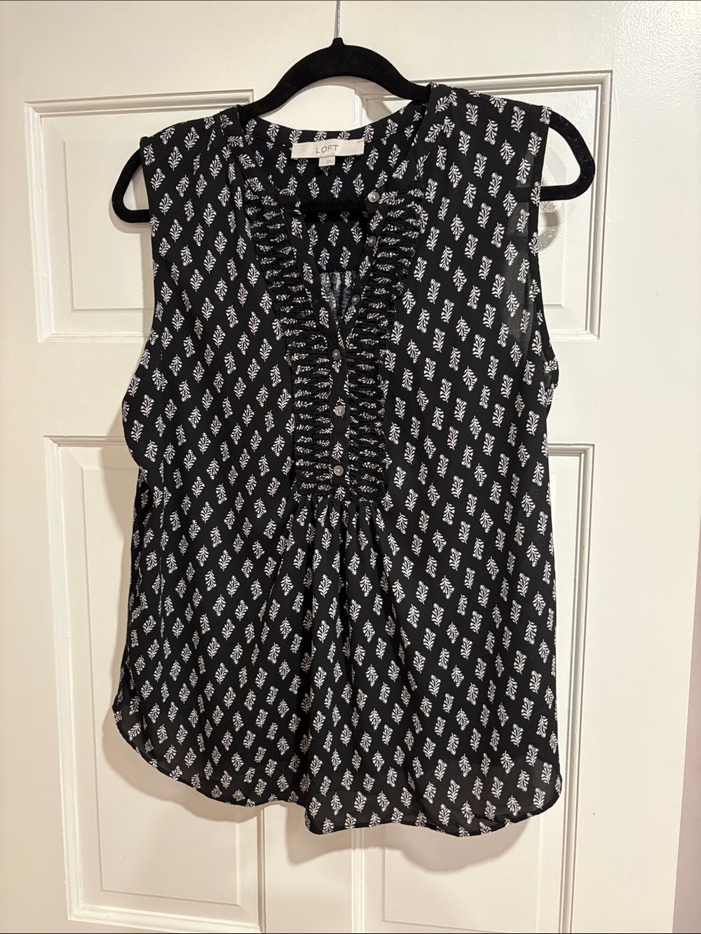 LOFT Black and White Printed Ruffled Sleeveless Top
